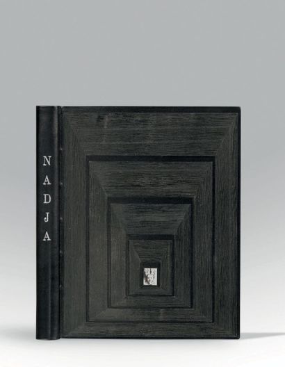 BRETON (André) NADJA
Paris, N.R.F., 1928. In-8, box noir, plats d'encadrements alternés...