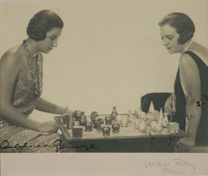 MAN RAY (1890-1976) Deux joueuses de profil devant un jeu d'échecs conçu par Man...