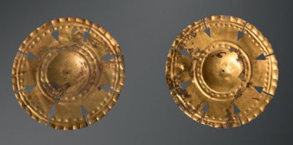 null Deux grandes plaques ornementales circulaires
Tumbaga à forte teneur d'or
Eléments...