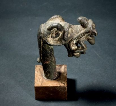 null Tête de dragon la gueule ouverte
Bronze archéologique à patine verte
H. 10 cm
Provenance:
Collection...