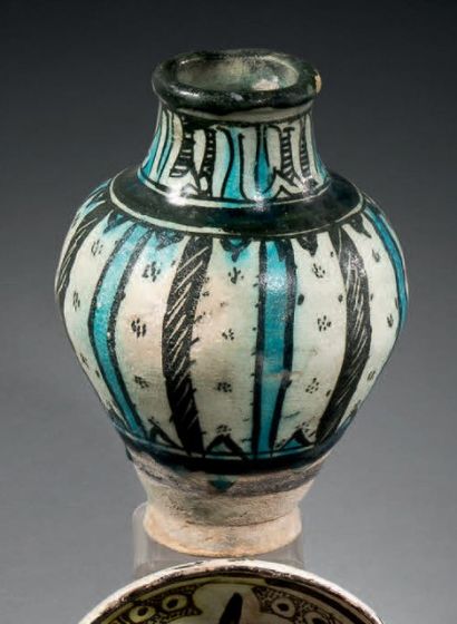 null Vase balustre Mamelouk intact en céramique à décor peint en noir sur un fond...