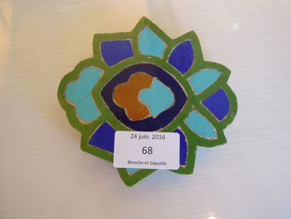 null Polygone en forme de fleur, en mosaïque de céramique à décor émaillé en polychromie.
Iran,...