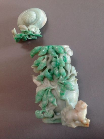 CHINE - XXe siècle 
Vase couvert en jadéite céladon et vert pomme
A décor sculpté...