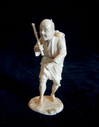 null *Statuette en ivoire
Vieil homme au panier de fruits
Japon, vers 1900
H. 15...