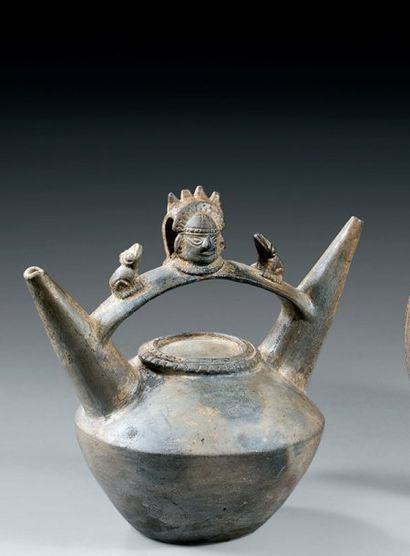 null Culture Lambayeque, Pérou 1200 à 1400 après J.-C. Vase à deux goulots Céramique...