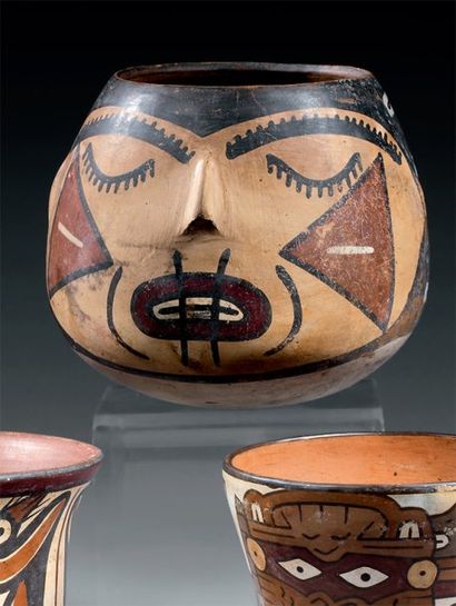 null Culture Nazca, Sud du Pérou - 200 à 600 après J.-C. Petit récipient décoré d'une...