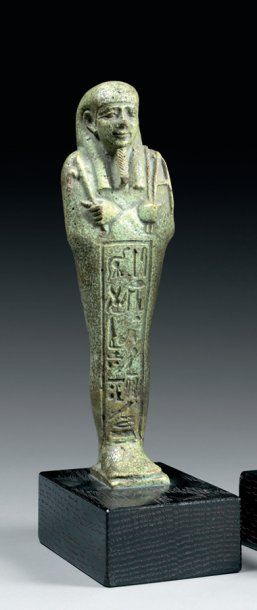 null Oushebti au nom du Chancelier de Basse Egypte, Imhotep Il est momiforme, coiffé...
