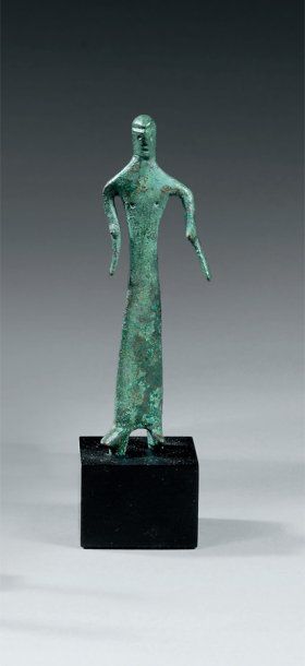 null Statuette votive représentant une femme stylisée, dans un mouvement de danse...
