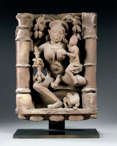 null Parvati assise Inde centrale Epoque médiévale, XI-XIIe Grès rose H. 51 cm PROVENANCE...