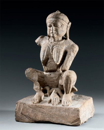 null Chamunda assise Inde centrale Epoque médiévale, X-XIIe Grès beige à patine calcaire...