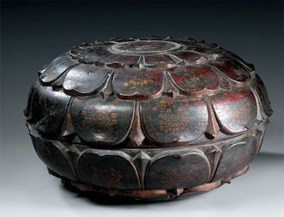 null Boîte en forme de lotus Tibet, XIXe Bois laqué noir, rouge et or H. 40 cm PROVENANCE...