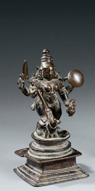 null Divinité courroucée Inde du sud, XVIIIe-XIXe Bronze à patine brune H. 13 cm...