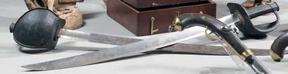 null LOT DE DEUX SABRES DE BORD Modèle de 1842 auquel on ajoute un sabre "briquet"...