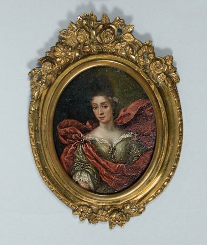 Ecole FRANÇAISE, vers 1730 Portrait de dame de qualité en robe de soie grise, cape...