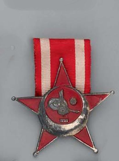 null Médaille de Guerre, 1915, en métal argenté (usure) et laqué, suspension par...