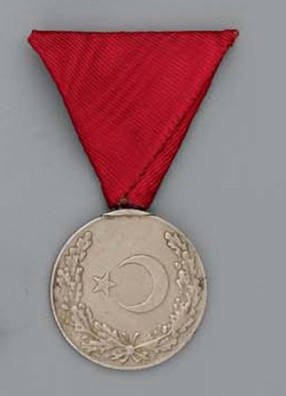 null Médaille des manoeuvres de 1937, en métal blanc ; à l'avers, le croissant et...