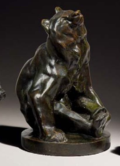 GEORGES GARDET (1863-1939) Ours mendiant Bronze à patine vert et brun Signé à l'arrière...