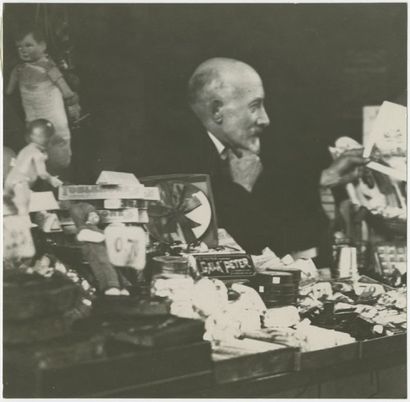 Georges Méliès dans le magasin Confiserie et jouets de la gare Montparnasse, 1927...