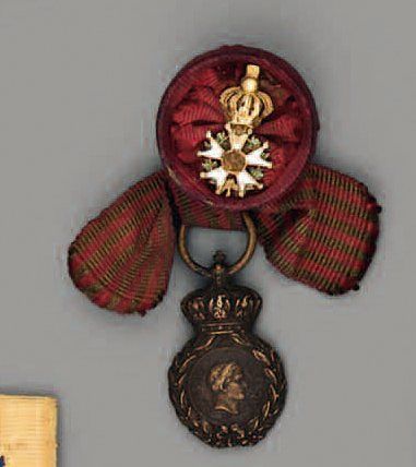 null Médaille de Sainte-Hélène miniature, en bronze, suspendue à un noeud de ruban...