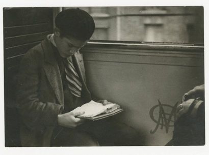 André Kertész (1894 - 1985) La lecture, dans le Métropolitain Paris, c. 1933 Épreuve...