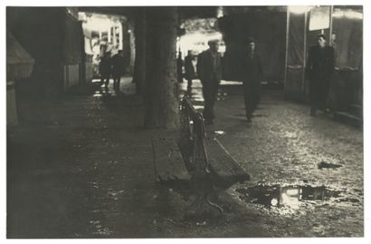 Robert Frank (1924) Derrière les baraques de foire, Pigalle 1949 Épreuve argentique...