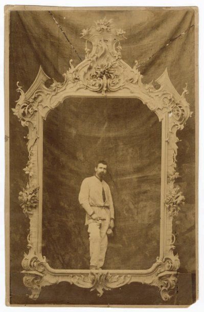 Artiste non identifié (01-4) Autoportrait dans un cadre fraîchement sculpté France,...