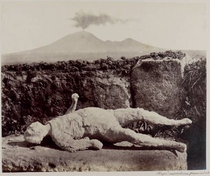 null [Album Pompei]
L'empreinte d'une femme enceinte
Pompéi, fouilles de 1868
Album...