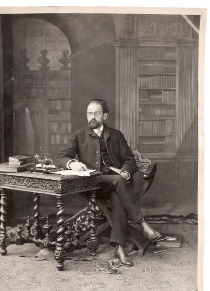 [Émile Zola (1840-1902)] Mélandri, portrait ovale, avril 1883
Nadar, Zola à son bureau,...