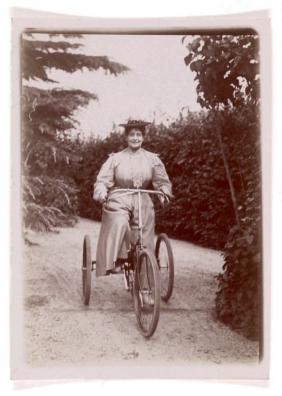 Emile zola (1840-1902) Mme Alexandrine Zola sur son tricycle, vers 1890
Les enfants...