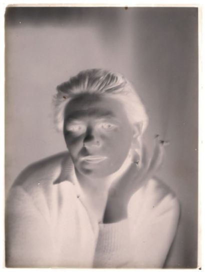 GERMAINE KRULL (1897-1985) Autoportrait à la cigarette 1927
Négatif verre, 240x177...