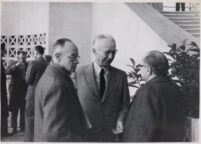 null [The Family of Man]
Cartier-Bresson et Steichen en conversation avec Chim
Inauguration...