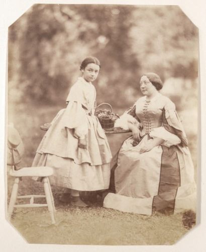 Charles Nègre (1820-1880) Une mère et sa fille en extérieur
Portraits divers dans...