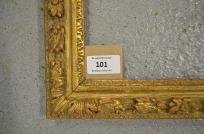 null Cadre en bois sculpté et doré à décor de paquets de laurier. Époque Louis XIII.
17...