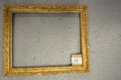null Cadre en bois sculpté et doré à décor de frise courante. Époque Louis XIII....