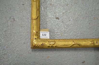 null Baguette en bois sculpté et doré à décor Bérain. Époque Louis XIV (restaurations)....