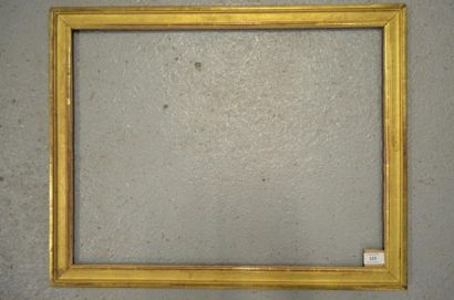 null Baguette en noyer mouluré et doré. Époque Louis XVI (piqûres). 45,8 x 60 cm
Profil:...