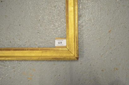 null Baguette en noyer mouluré et doré. Époque Louis XVI (piqûres). 45,8 x 60 cm
Profil:...