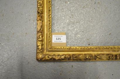 null Cadre en chêne sculpté et doré à décor de paquets de laurier. Époque Louis XIII....