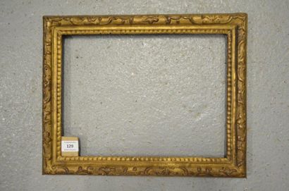 null Baguette en bois sculpté et doré à décor Bérain. Époque Louis XIV. 24,3 x 32,5...