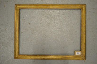 null Baguette en bois mouluré et doré. Époque Louis XV (accidents). 40,2 x 53,5 cm
Profil:...