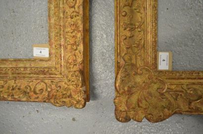 null Deux cadres en bois et stuc patiné de style Louis XIV. XXe siècle (petits accidents)....