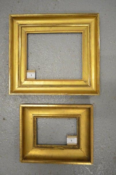 null Cadre en bois mouluré et doré. Suisse, XXe siècle. 17,7 x 21 cm
Profil: 6 cm.
On...