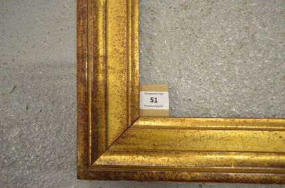 null Baguette en bois mouluré et doré. Époque Louis XVI (modifiée dans ses dimensions).
47...
