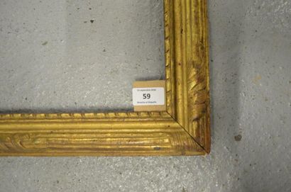 null Baguette en bois sculpté et doré à décor de faisceaux. Époque Louis XV. 45,2...