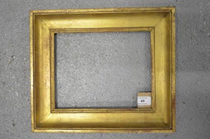 null Gorge en bois mouluré et doré. Début du XIXe siècle. 19,1 x 24,4 cm
Profil:...