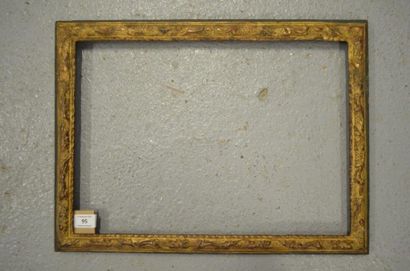 null Baguette en bois sculpté et doré à décor Bérain. Époque Louis XIV. 30,7 x 43,8...