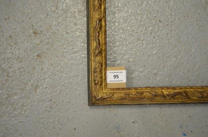 null Baguette en bois sculpté et doré à décor Bérain. Époque Louis XIV. 30,7 x 43,8...