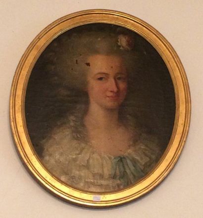 Ecole française du XVIIIème 
Portrait de femme à la rose
Huile sur toile ovale
Accidents
52...