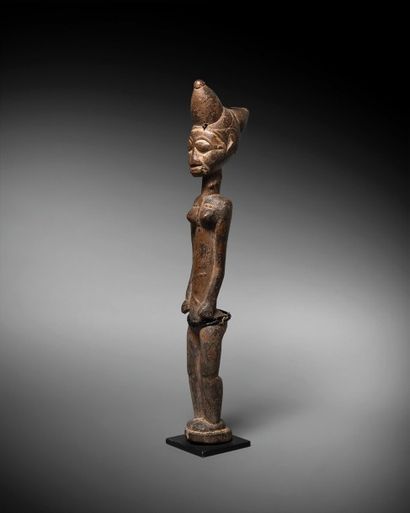 null Statue Attie, Côte d'Ivoire
Bois à patine brune, pigments, fer, perles de verre
H....