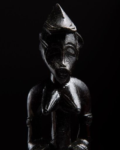 null Statuette Sénoufo, Côte d'Ivoire
Bois à patine noire suintante 
H. 20 cm
Senufo...